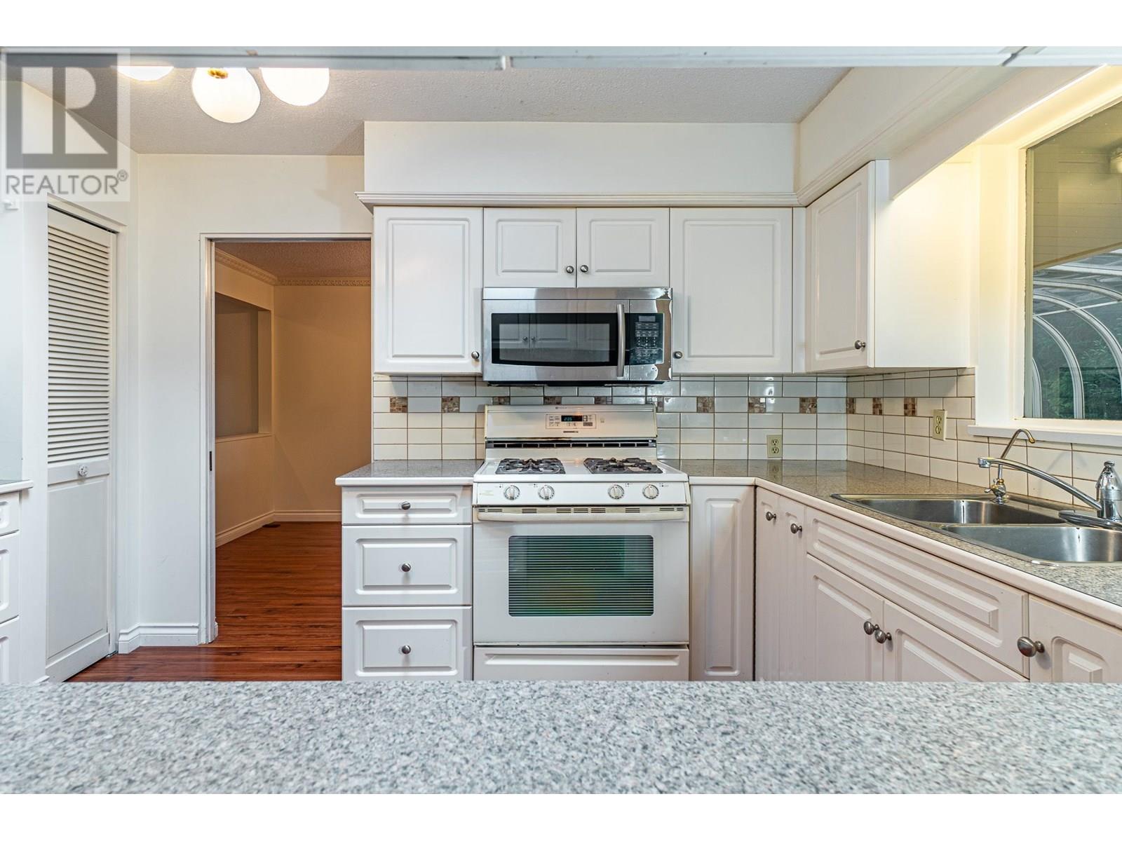 5725 CRANLEY DRIVE, West Vancouver