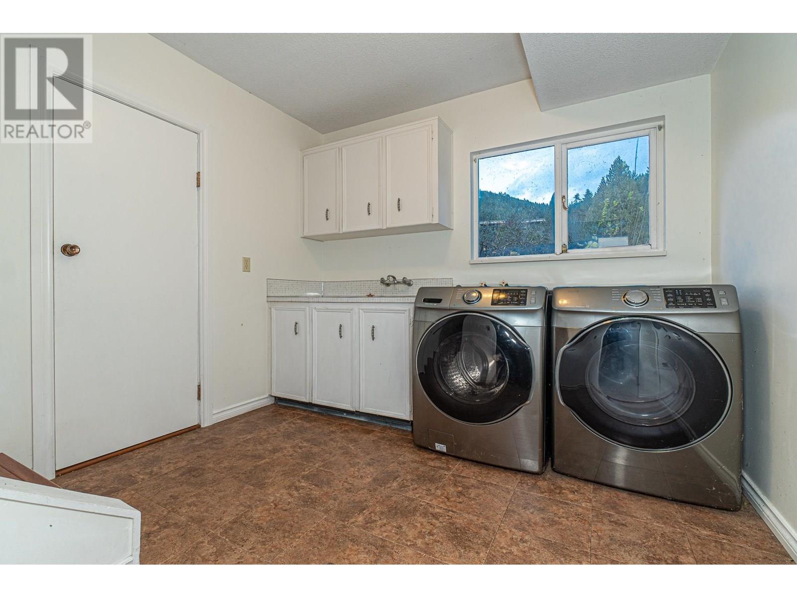 5725 CRANLEY DRIVE, West Vancouver