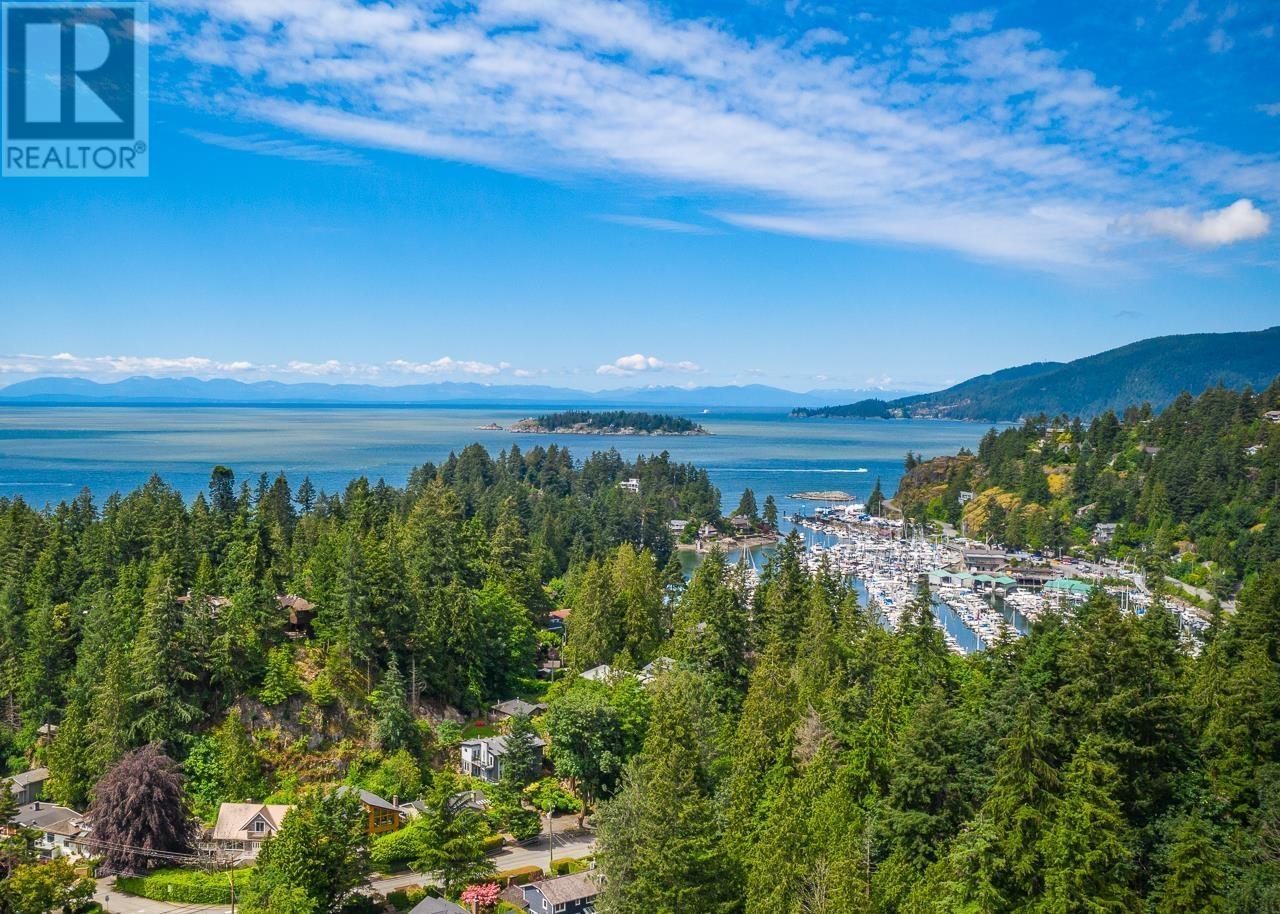 5725 CRANLEY DRIVE, West Vancouver