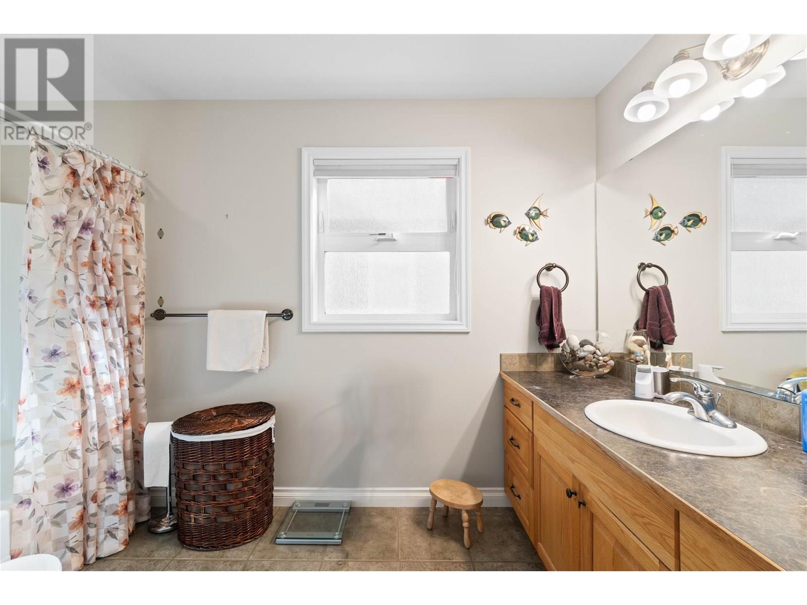 38 1231 10 Street Southwest, Salmon Arm