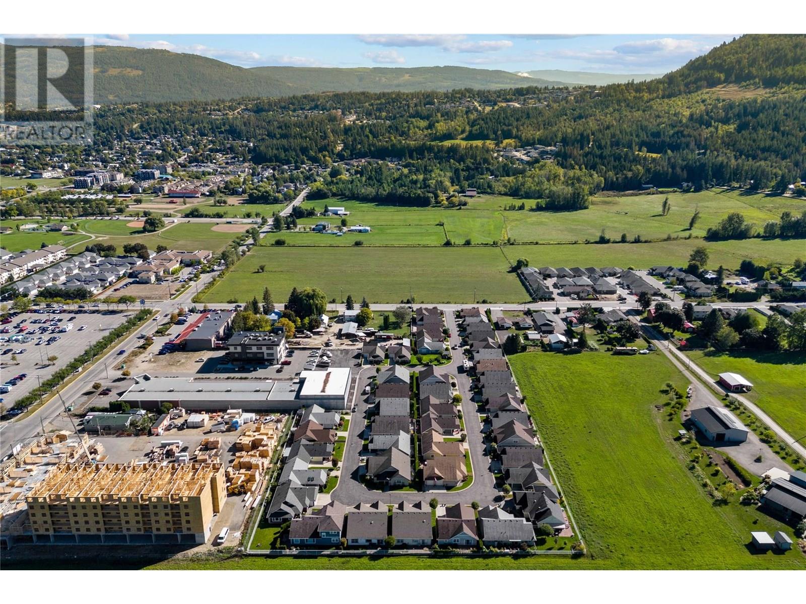 38 1231 10 Street Southwest, Salmon Arm