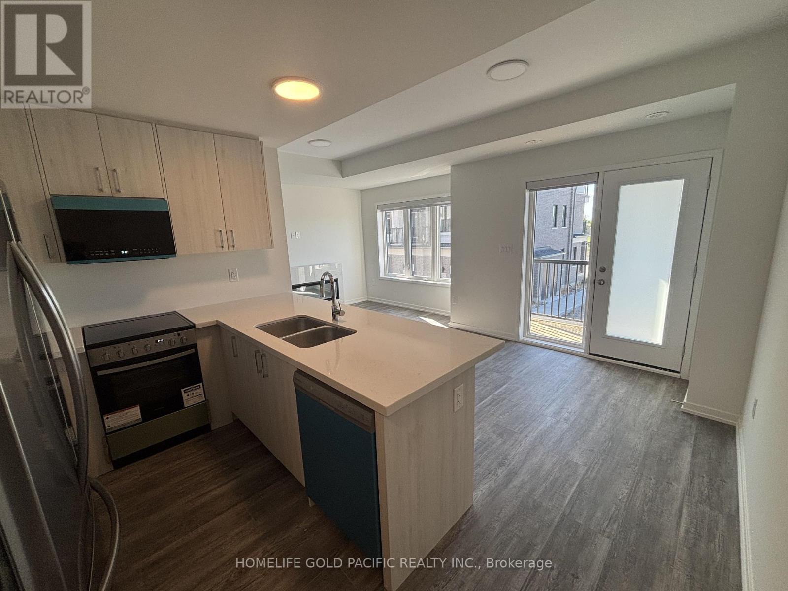 Photo 7 of 130 Matawin Lane, Richmond Hill ON