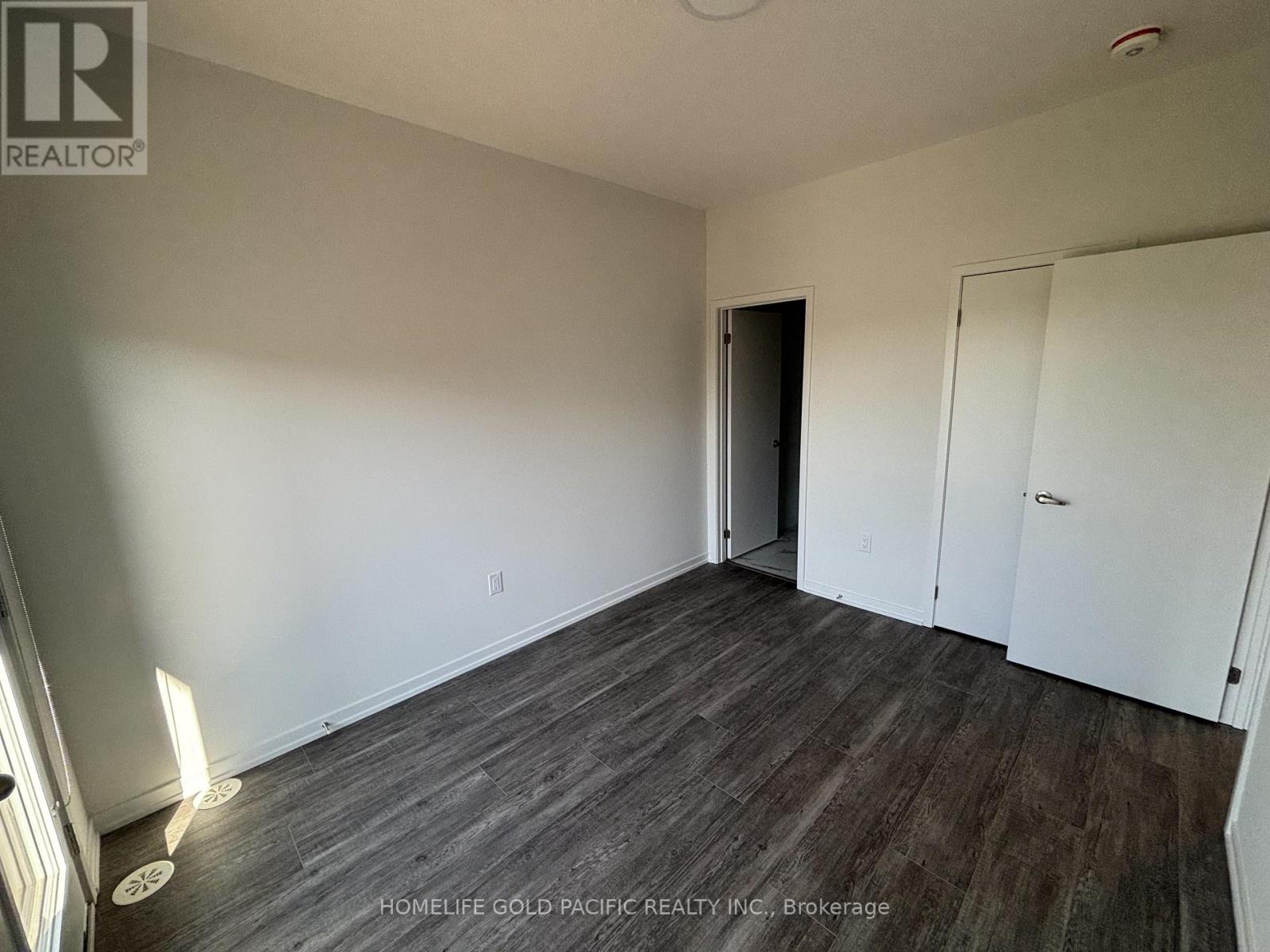 Photo 11 of 130 Matawin Lane, Richmond Hill ON