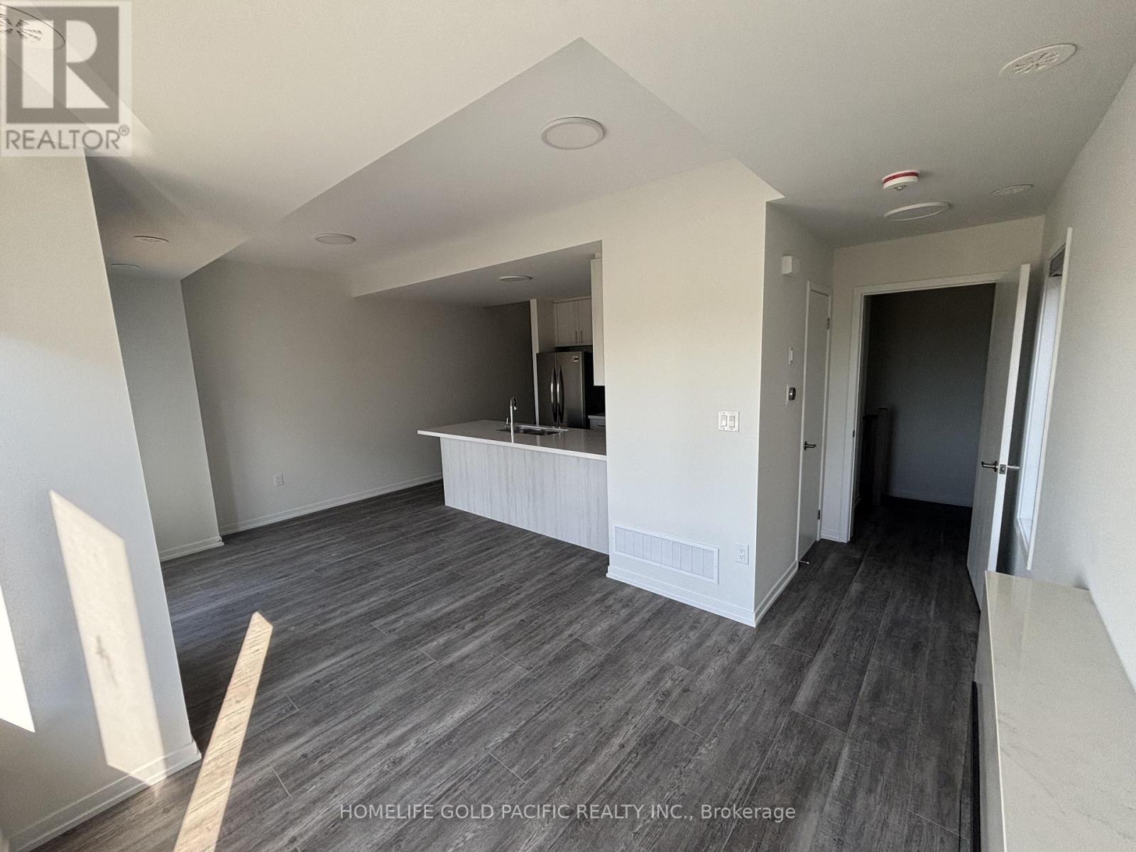 Photo 8 of 130 Matawin Lane, Richmond Hill ON