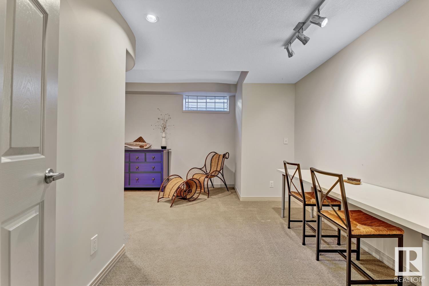 Photo 14 of 112 Weaver Dr Nw, Edmonton AB