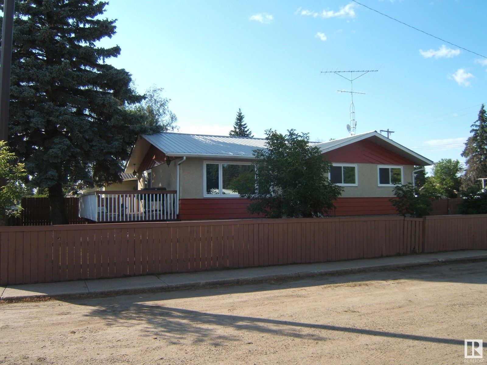 Photo 9 of 5102 52 St, Willingdon AB