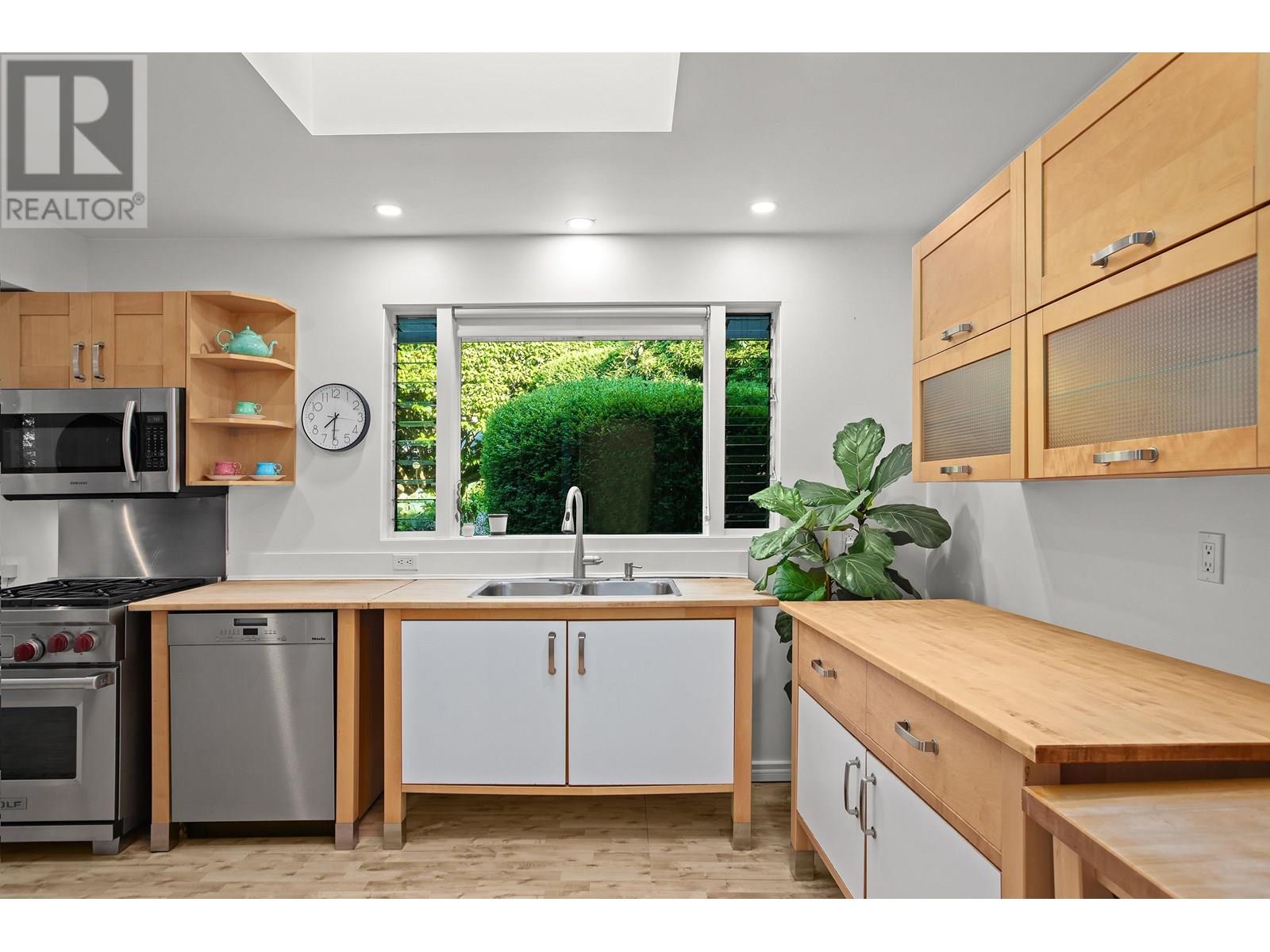 8665 LAWRENCE WAY, West Vancouver