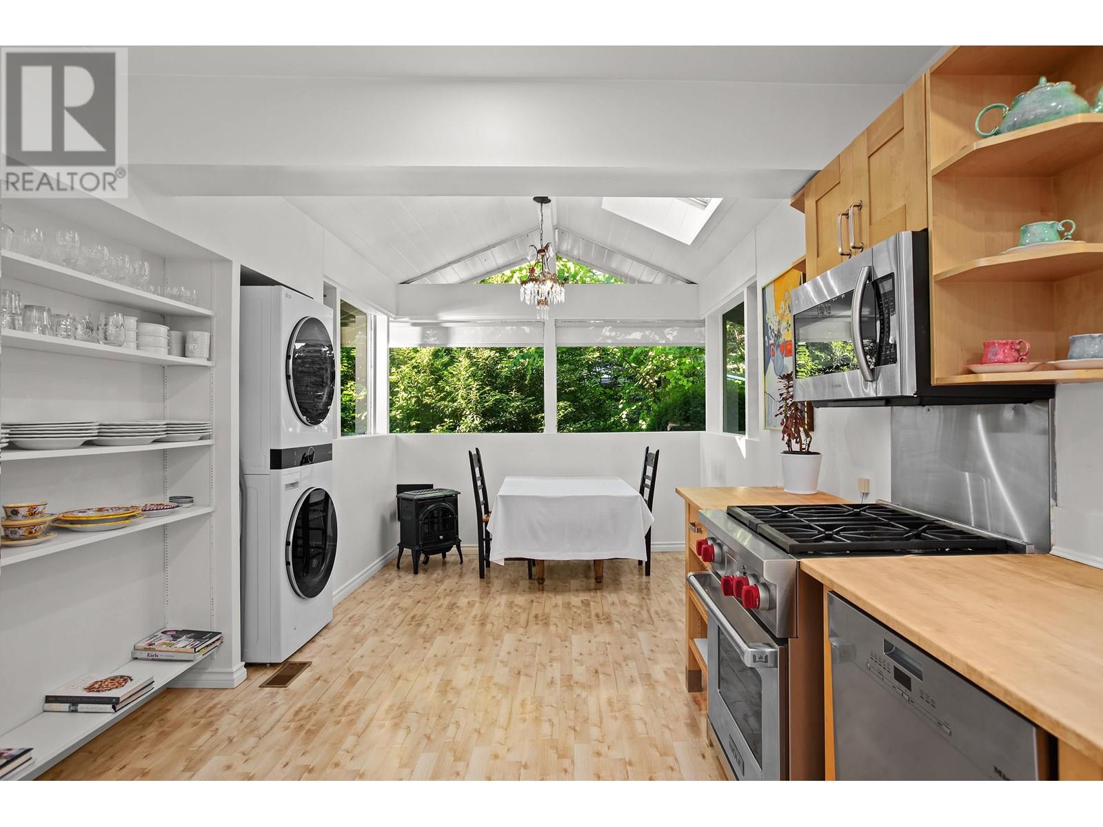 8665 LAWRENCE WAY, West Vancouver