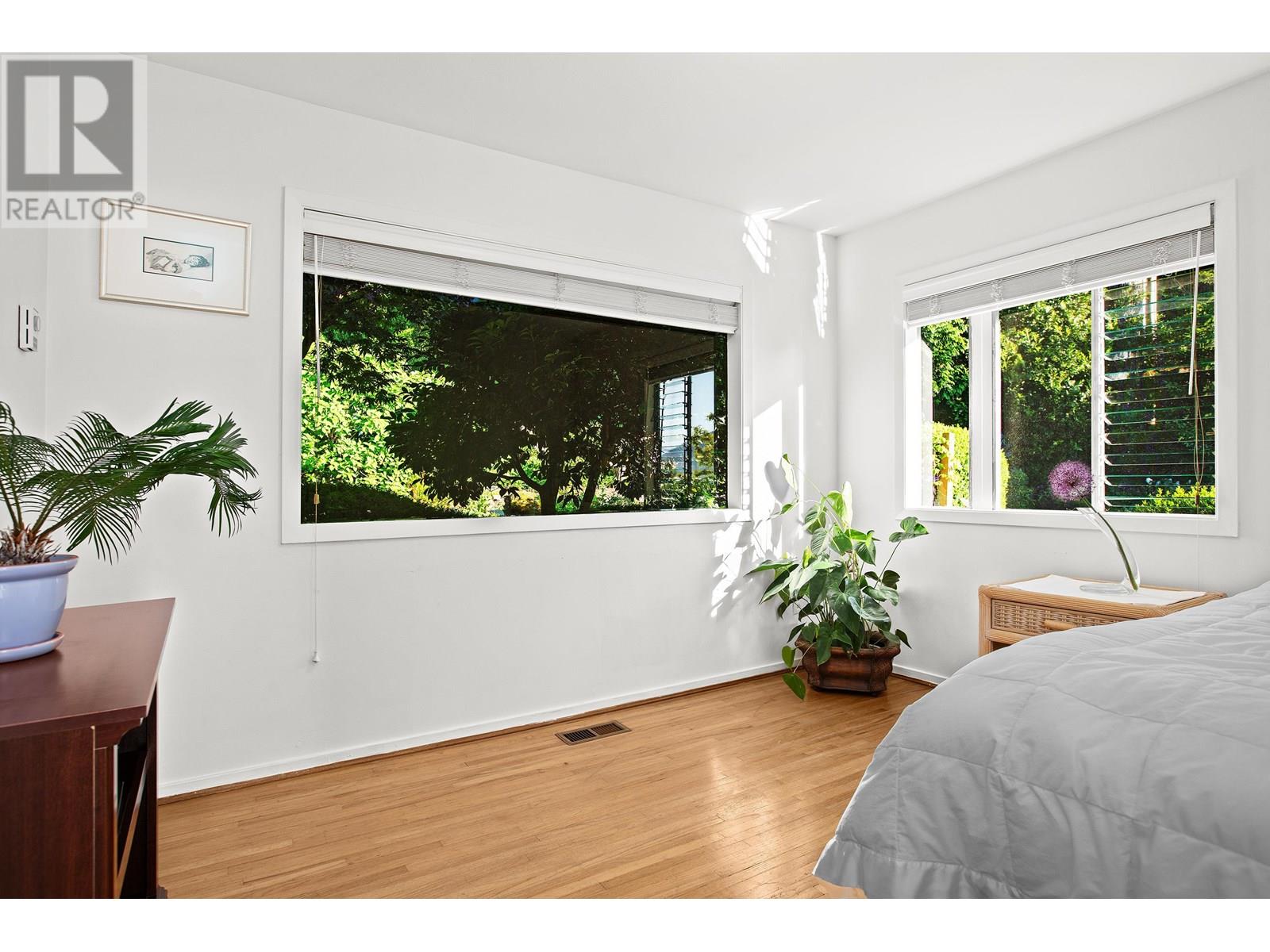 8665 LAWRENCE WAY, West Vancouver