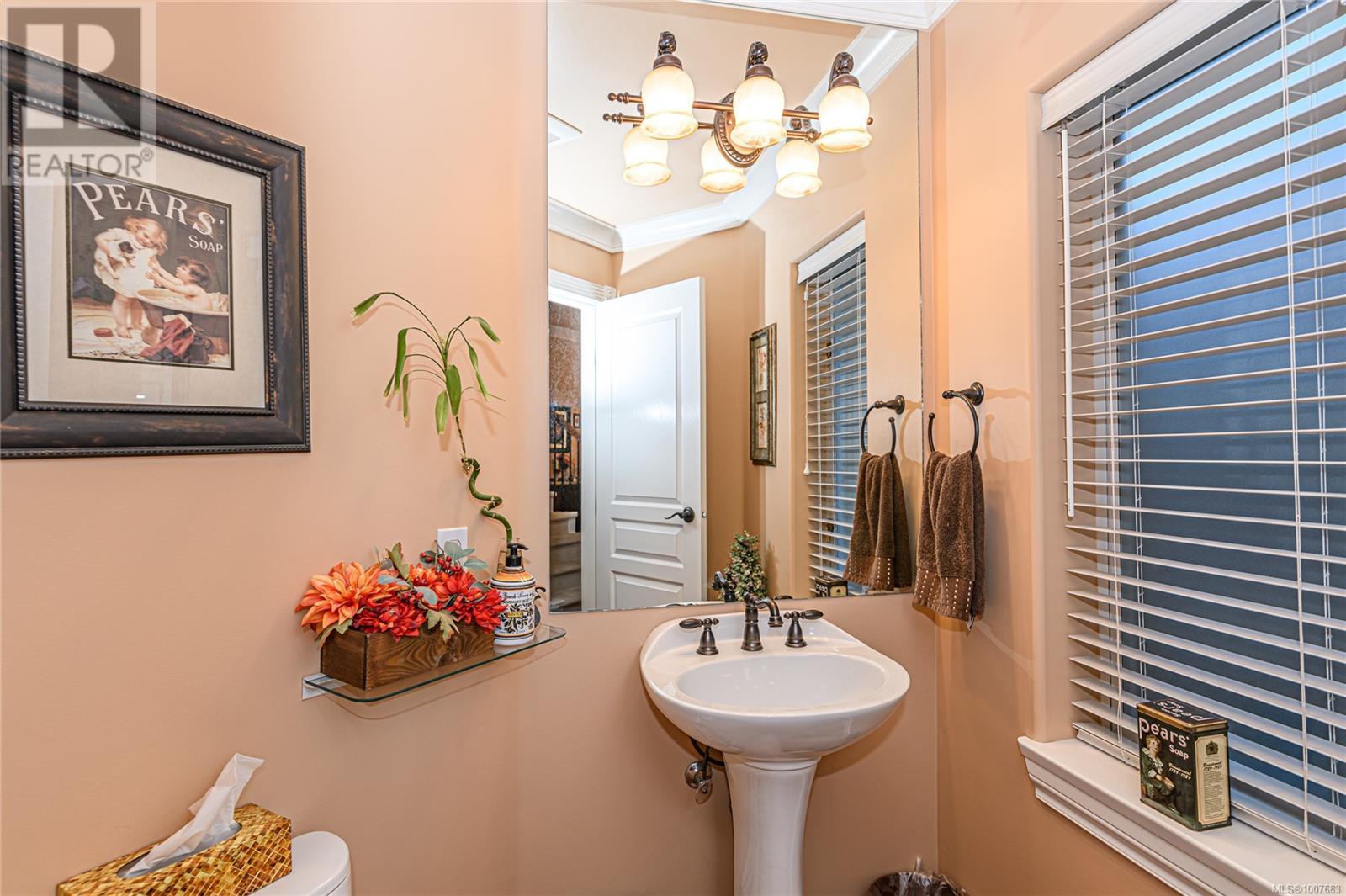 Single Family House for Sale in   Marsett Pl Royal Links North Saanich 