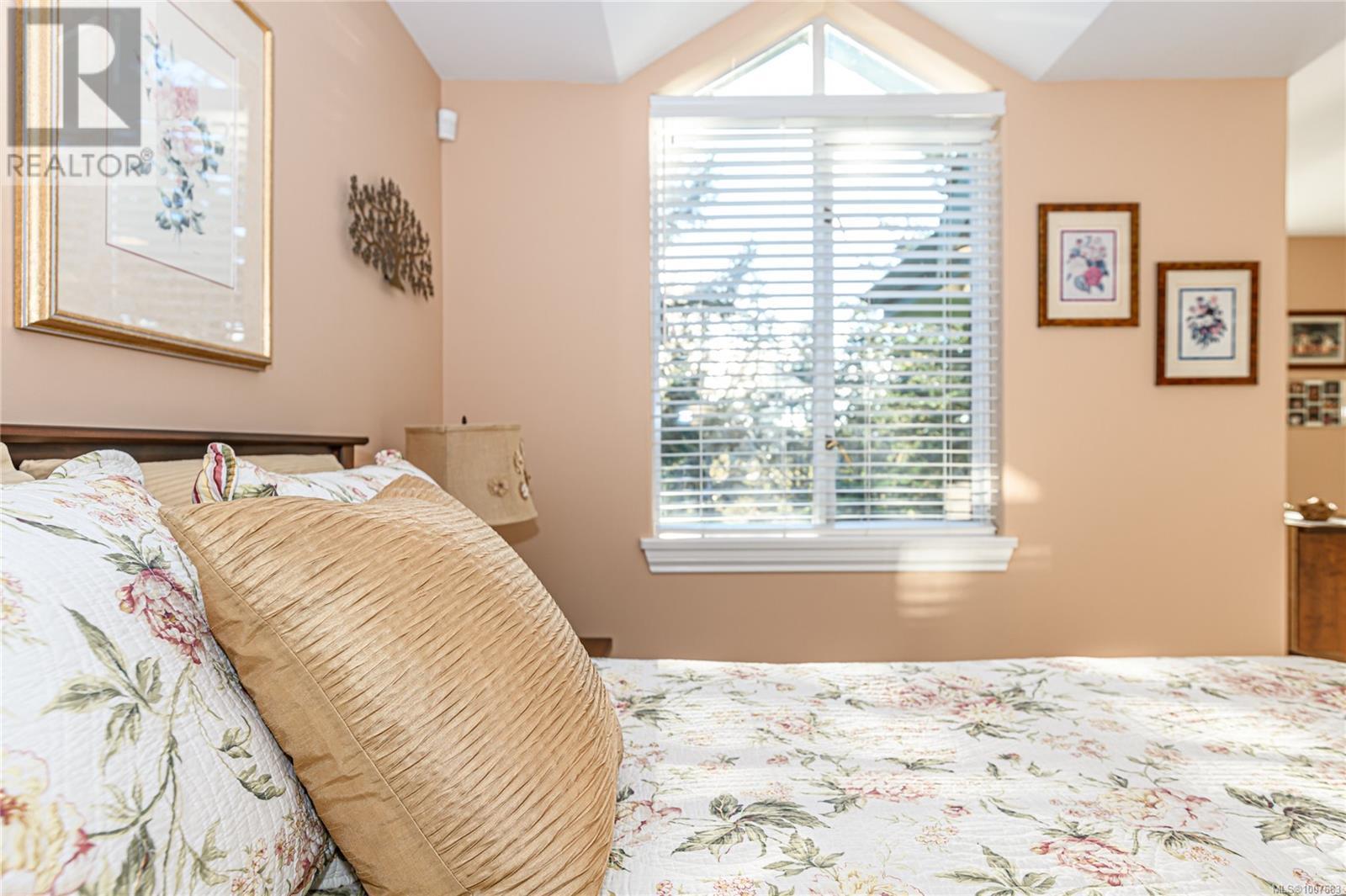 Single Family House for Sale in   Marsett Pl Royal Links North Saanich 