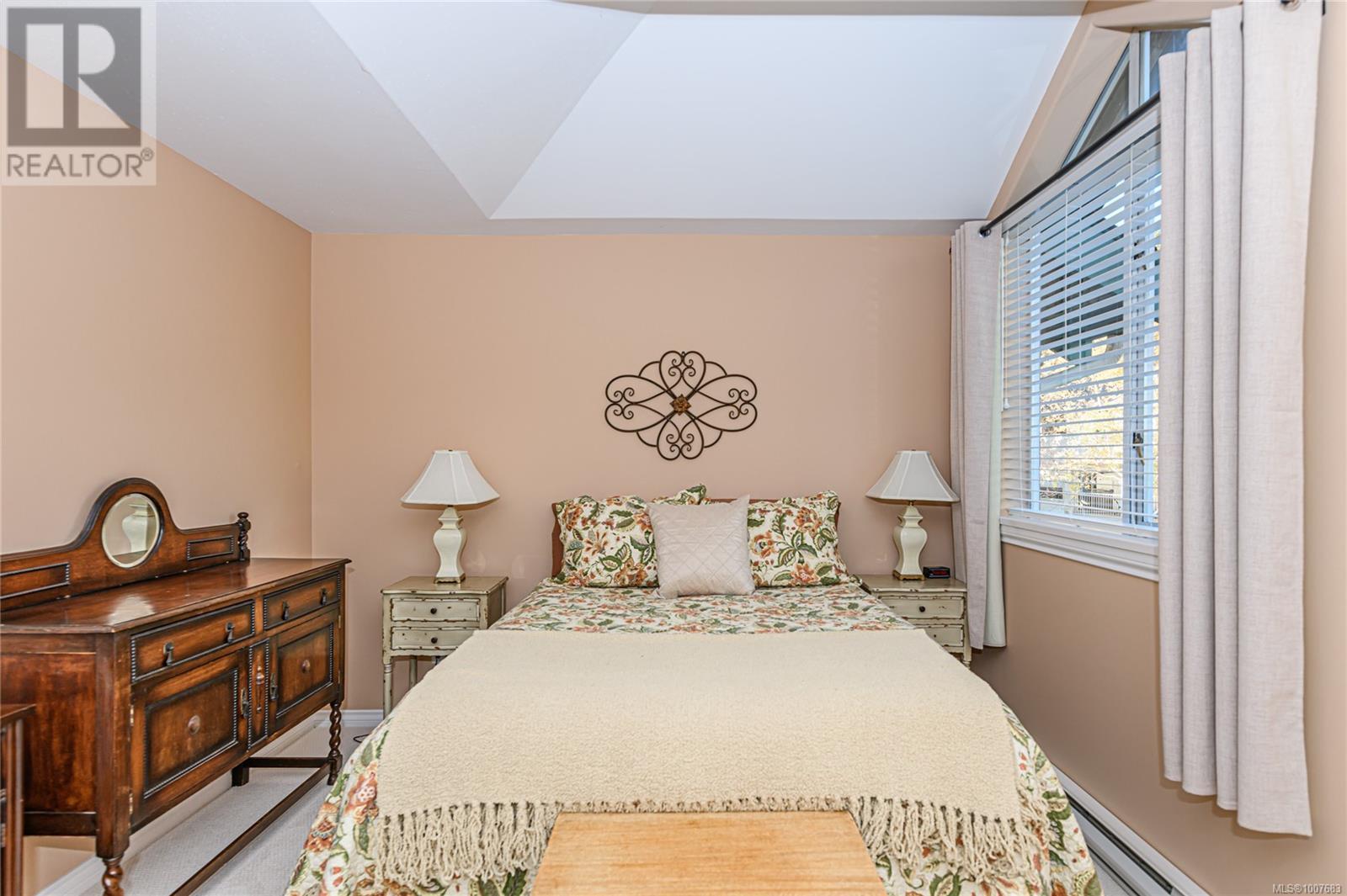 Single Family House for Sale in   Marsett Pl Royal Links North Saanich 