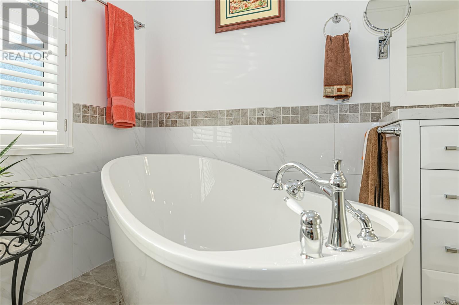 Single Family House for Sale in   Marsett Pl Royal Links North Saanich 