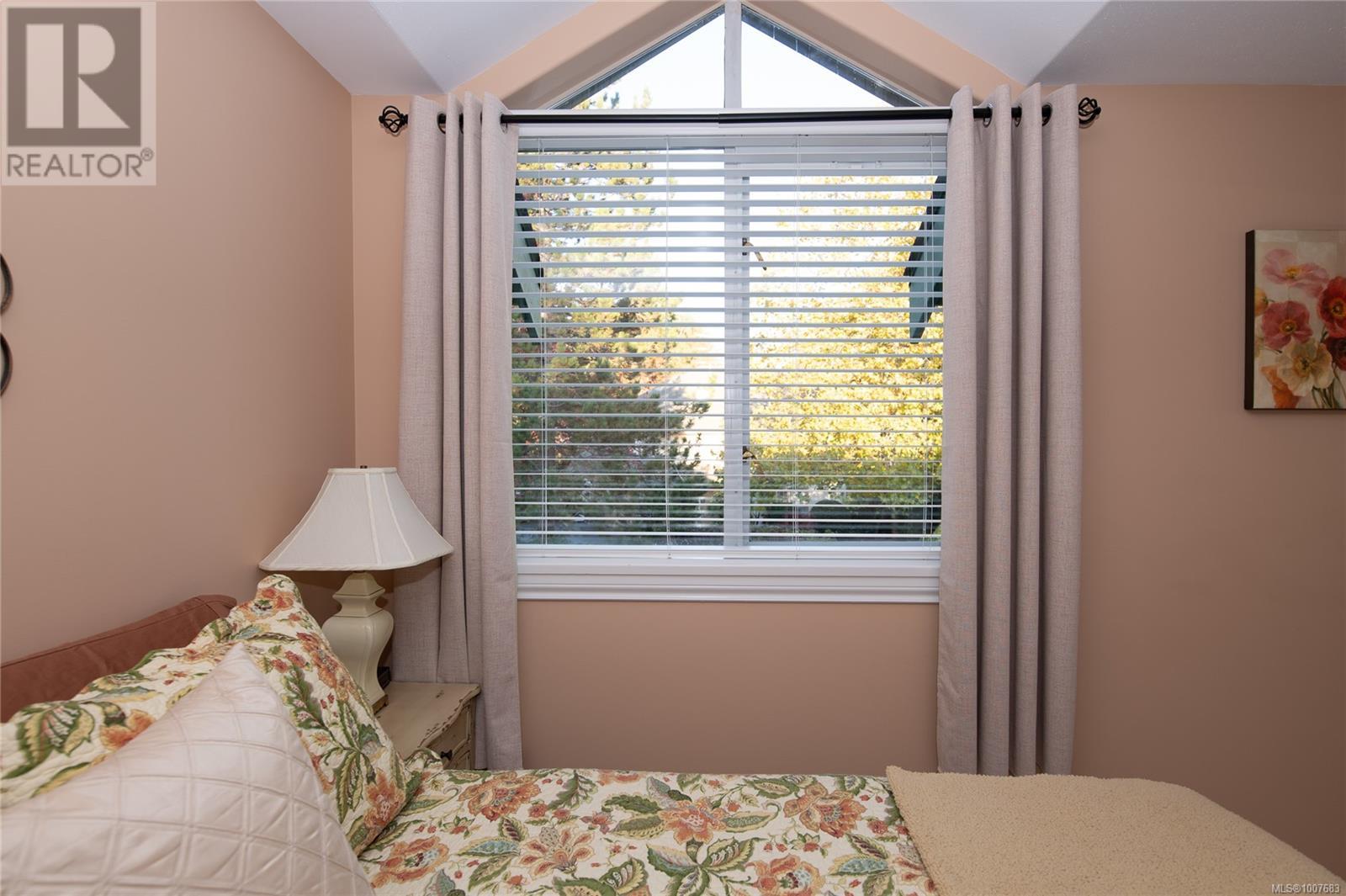 Single Family House for Sale in   Marsett Pl Royal Links North Saanich 
