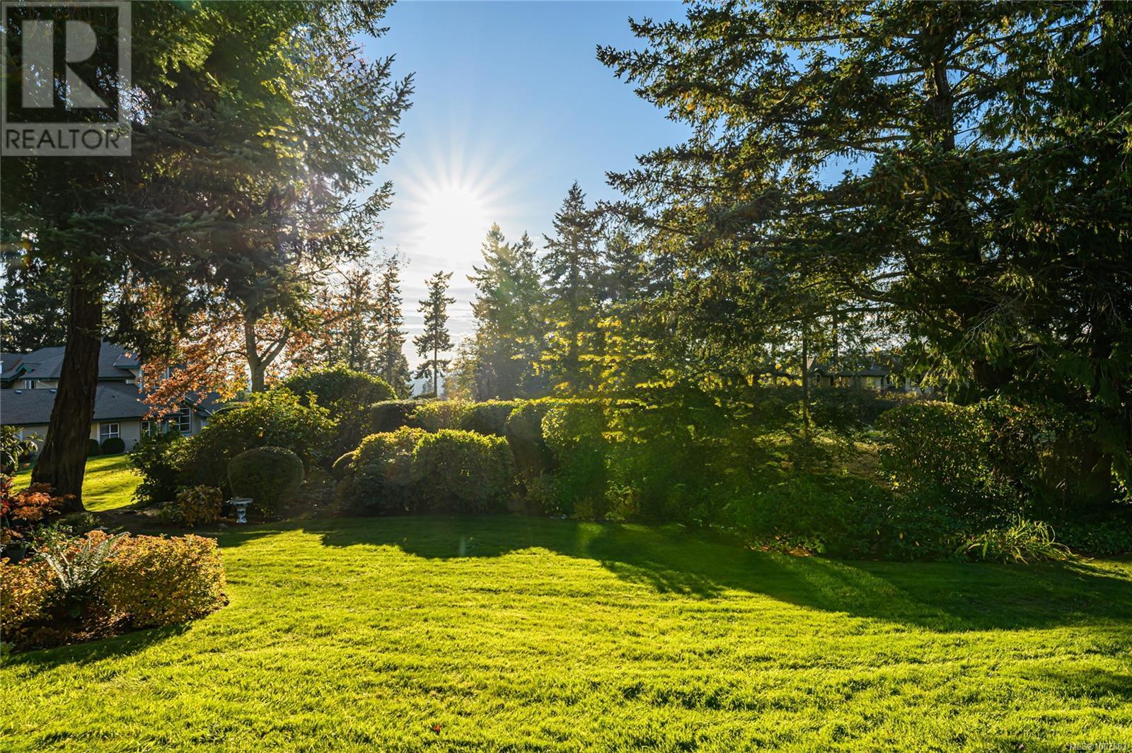 Single Family House for Sale in   Marsett Pl Royal Links North Saanich 