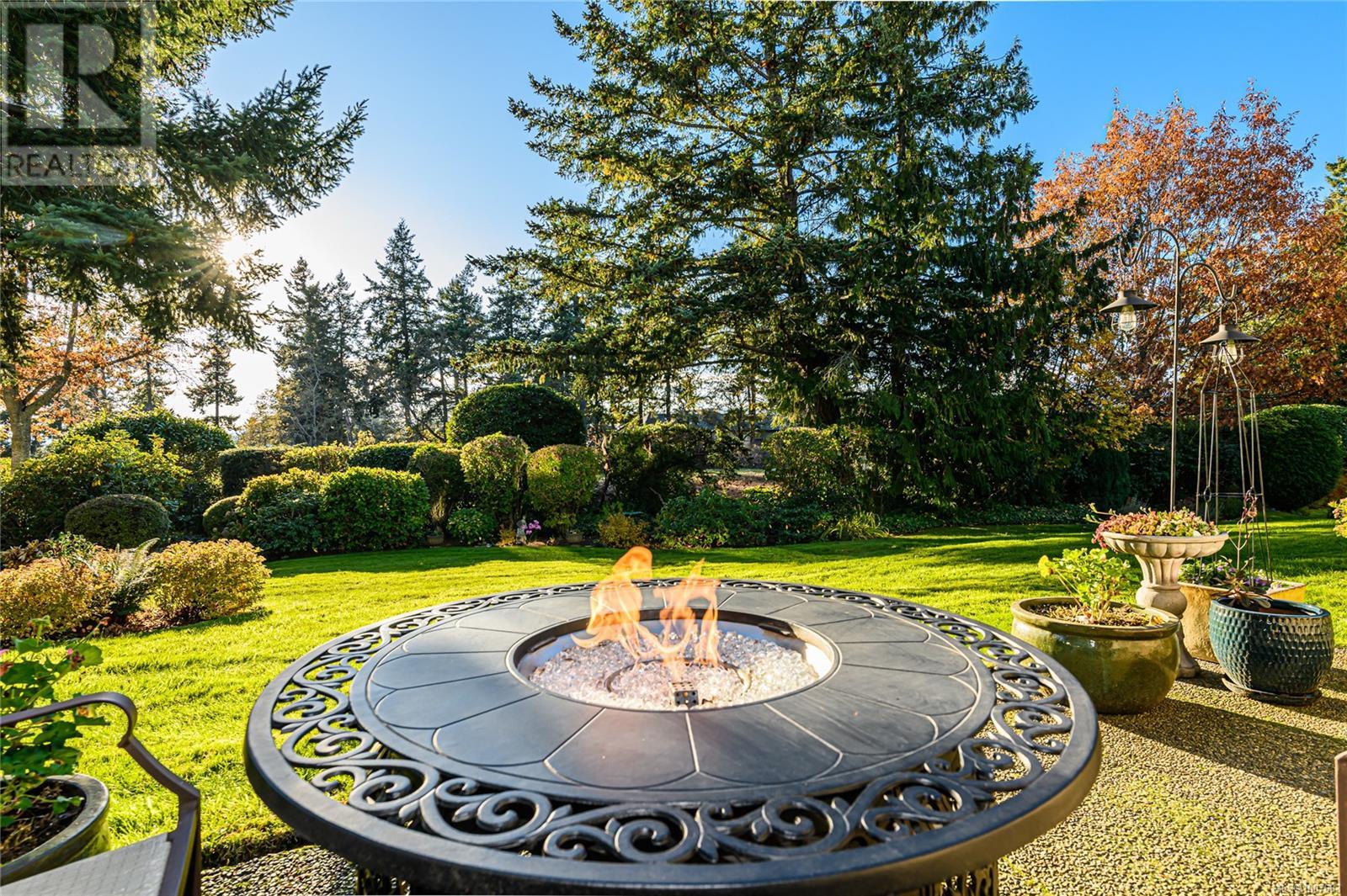 Single Family House for Sale in   Marsett Pl Royal Links North Saanich 