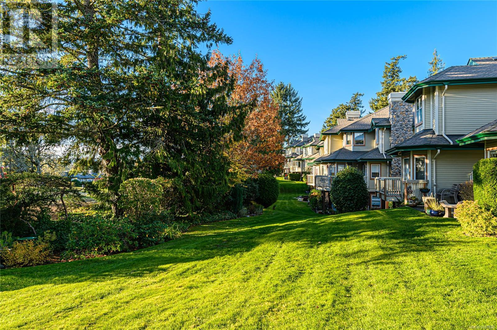Single Family House for Sale in   Marsett Pl Royal Links North Saanich 