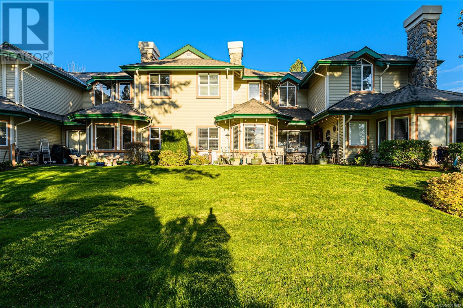 Single Family House for Sale in   Marsett Pl Royal Links North Saanich 