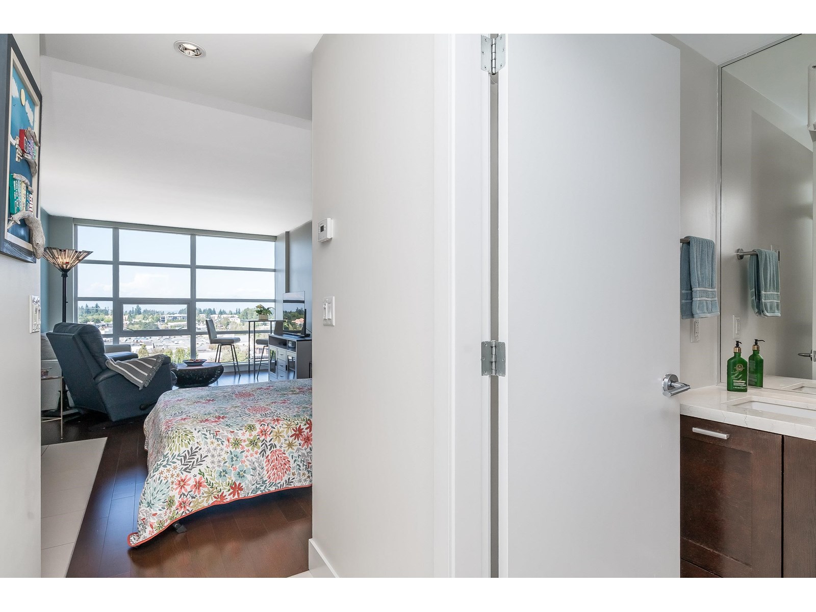 Photo 7 of 1105 15152 Russell Avenue, White Rock BC