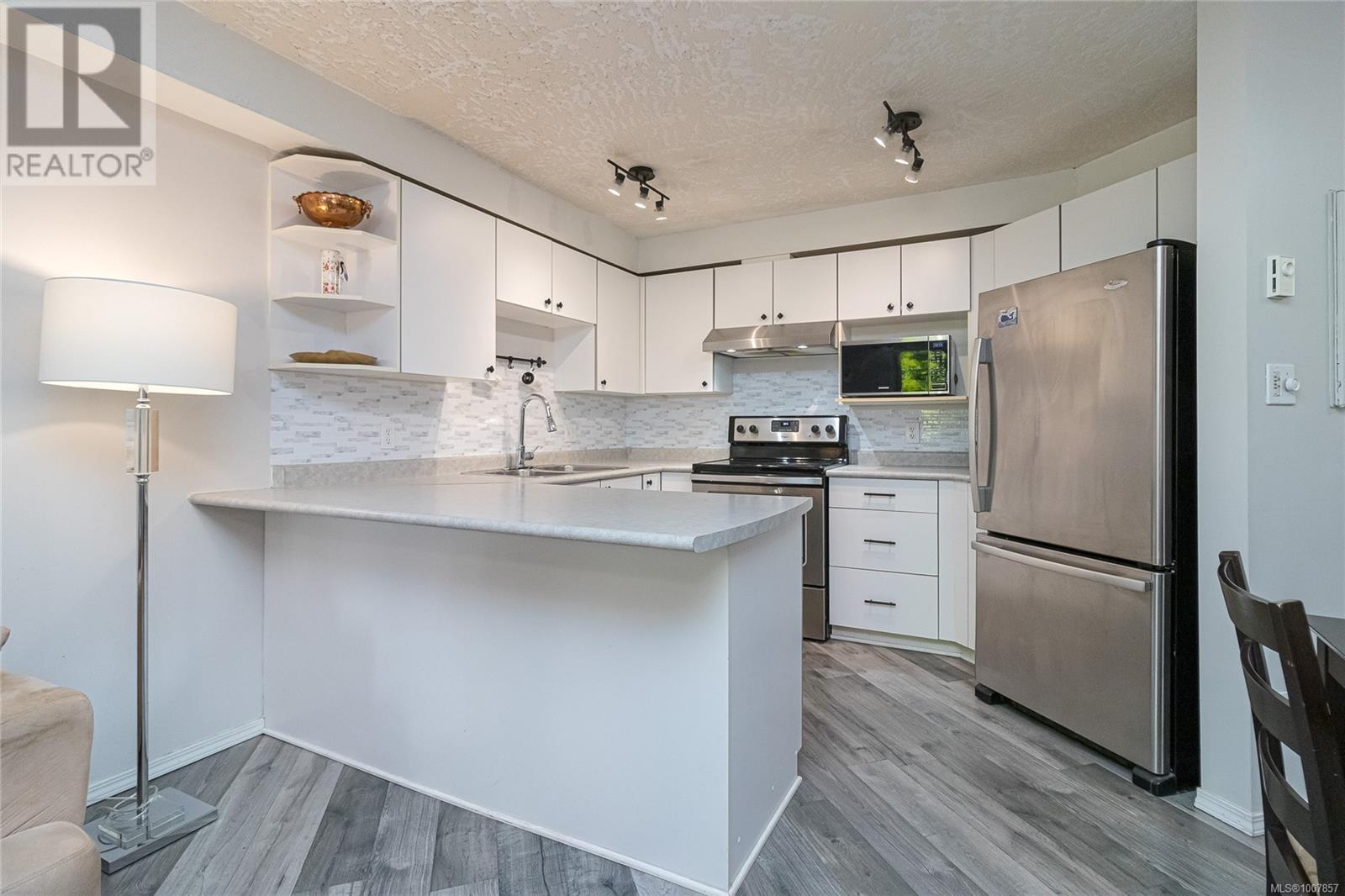 Single Family House for Sale in   Marsett Pl Park Royal Place Saanich 