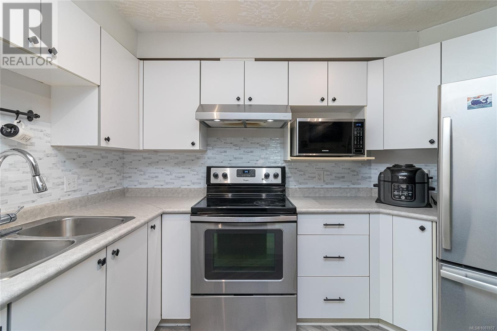 Single Family House for Sale in   Marsett Pl Park Royal Place Saanich 