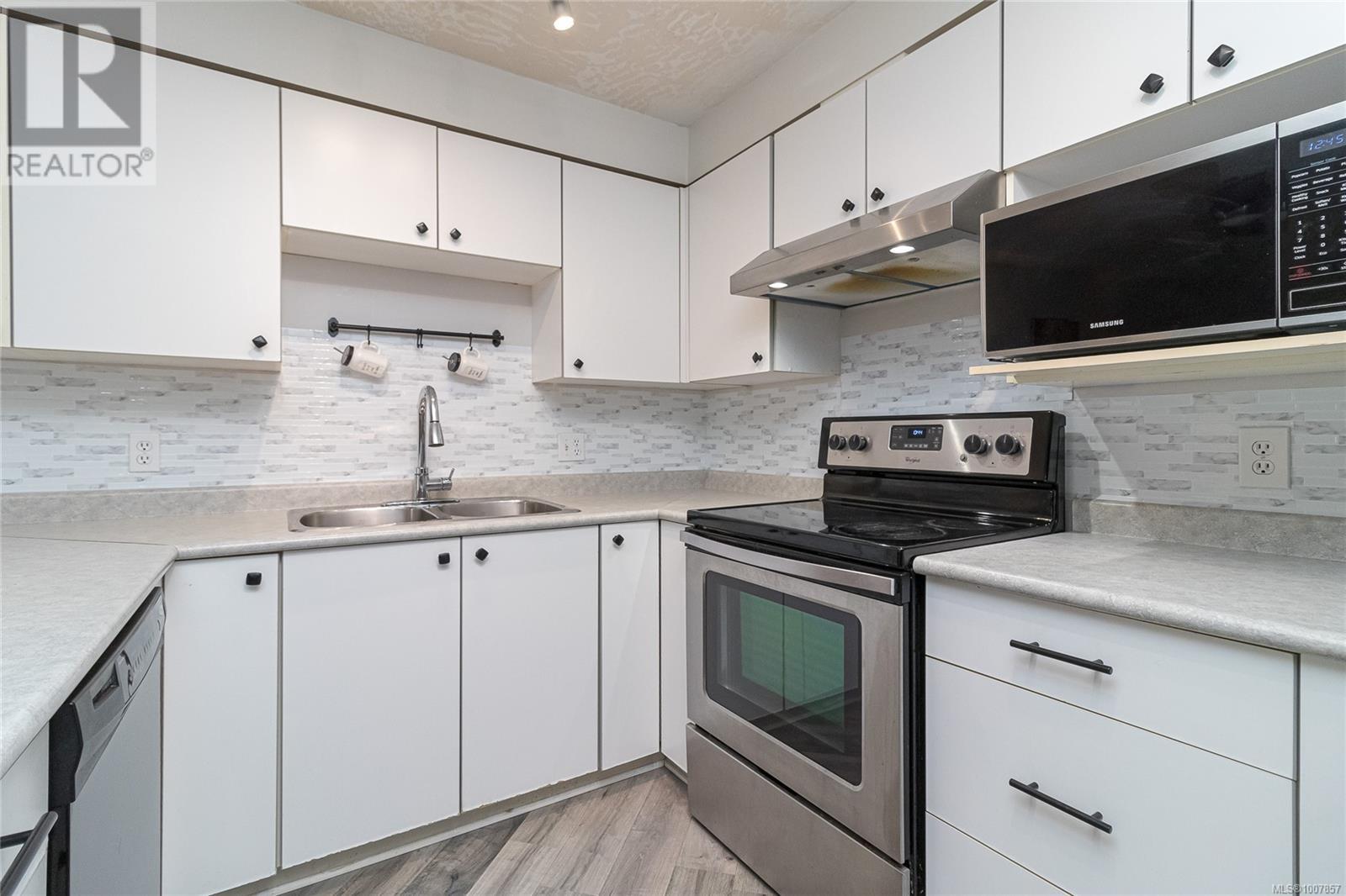 Single Family House for Sale in   Marsett Pl Park Royal Place Saanich 