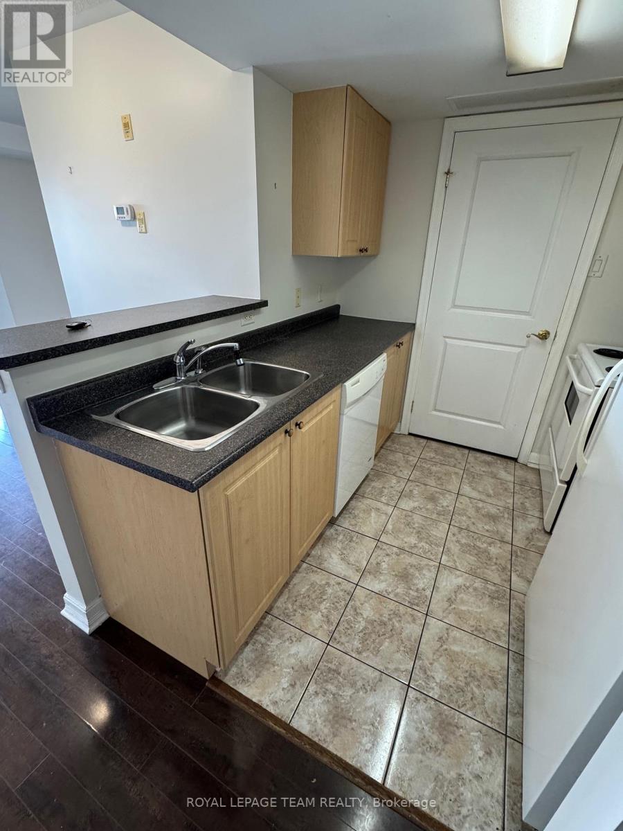 Photo 11 of 7 J 310 Central Park Drive, Ottawa ON