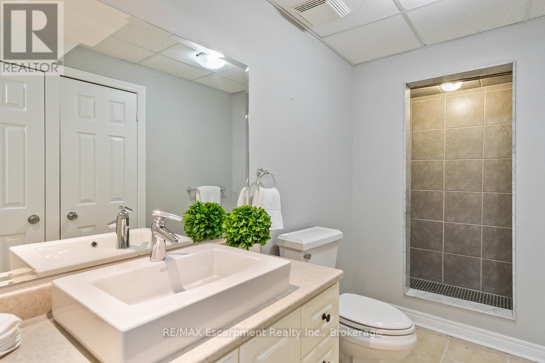 Photo 11 of 2301 Baronwood Drive, Oakville ON