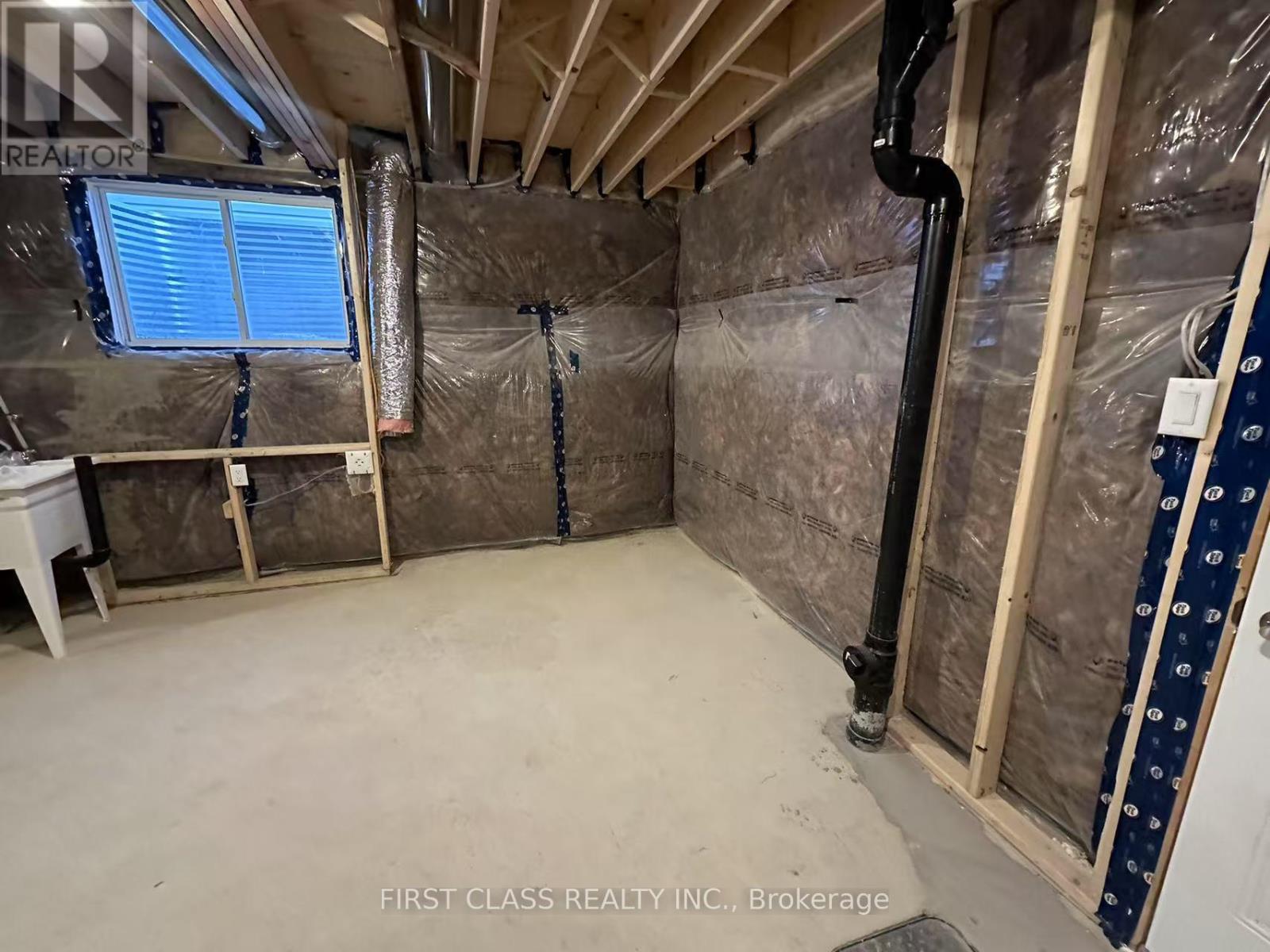 Photo 7 of 279 Springfield Crescent, Clearview ON