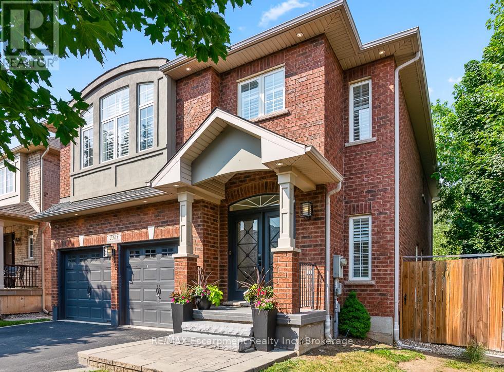 Photo 10 of 2301 Baronwood Drive, Oakville ON