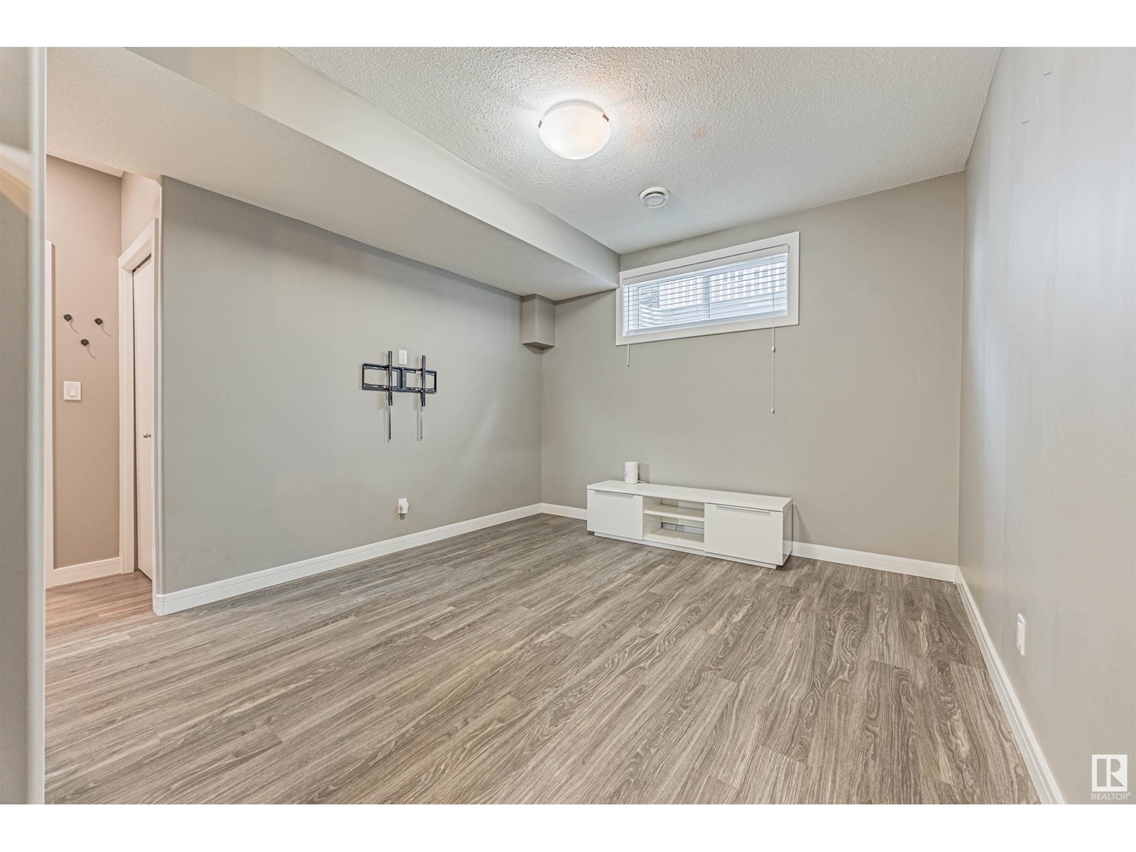 Photo 5 of 6406 61 Av, Beaumont AB