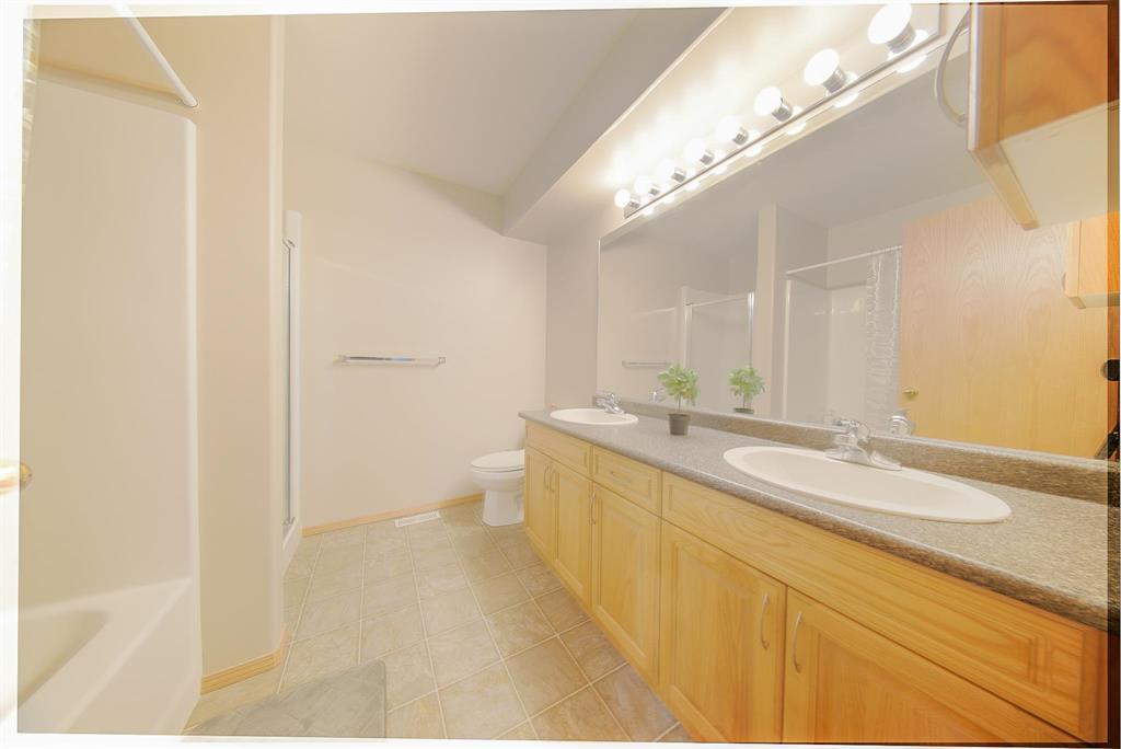 Photo 11 of 39 Sedona Crescent, Winnipeg MB