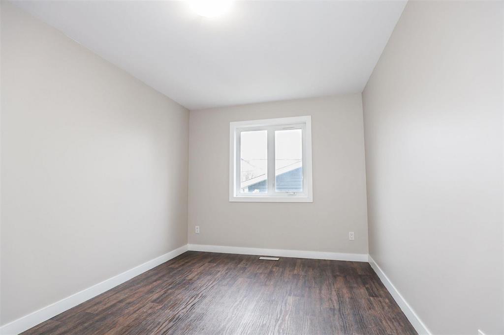 Photo 3 of 562 Jamison Avenue, Winnipeg MB