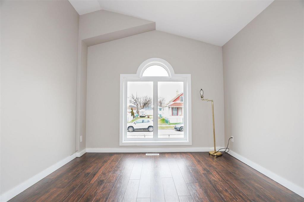 Photo 2 of 562 Jamison Avenue, Winnipeg MB
