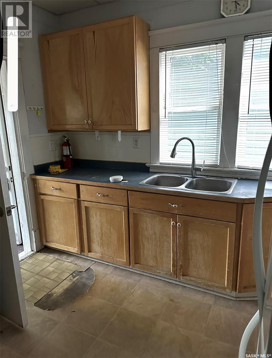Photo 5 of 1031 3rd Avenue Ne, Moose Jaw SK
