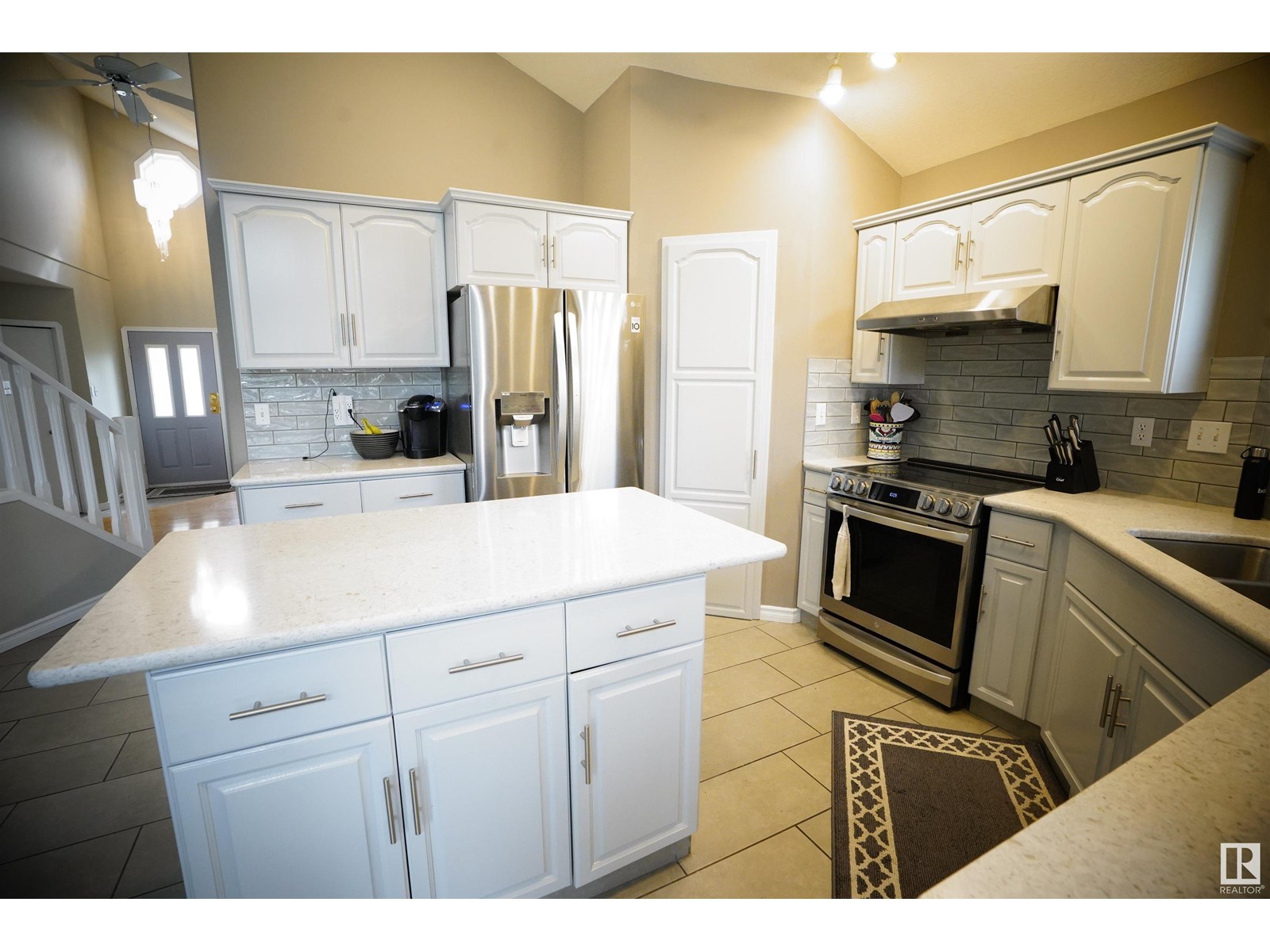 Photo 10 of 15716 68 St Nw, Edmonton AB