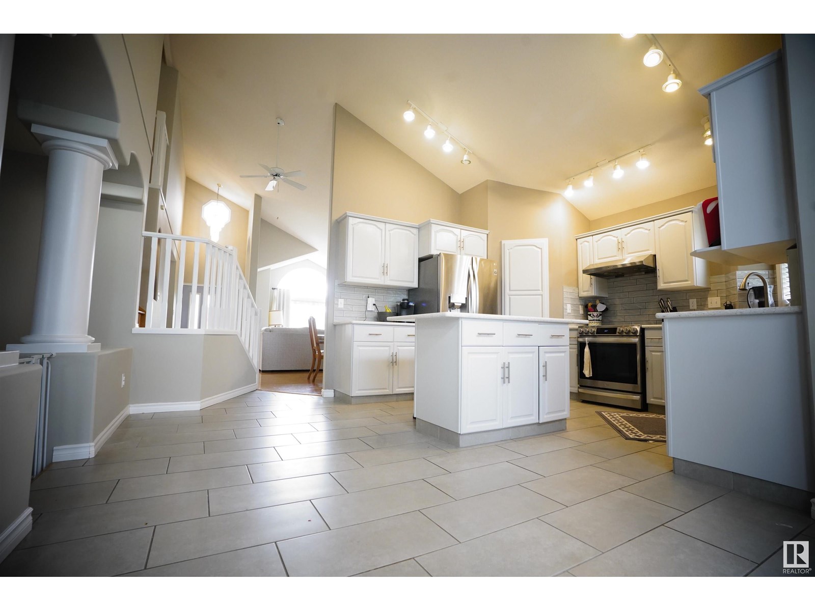 Photo 11 of 15716 68 St Nw, Edmonton AB