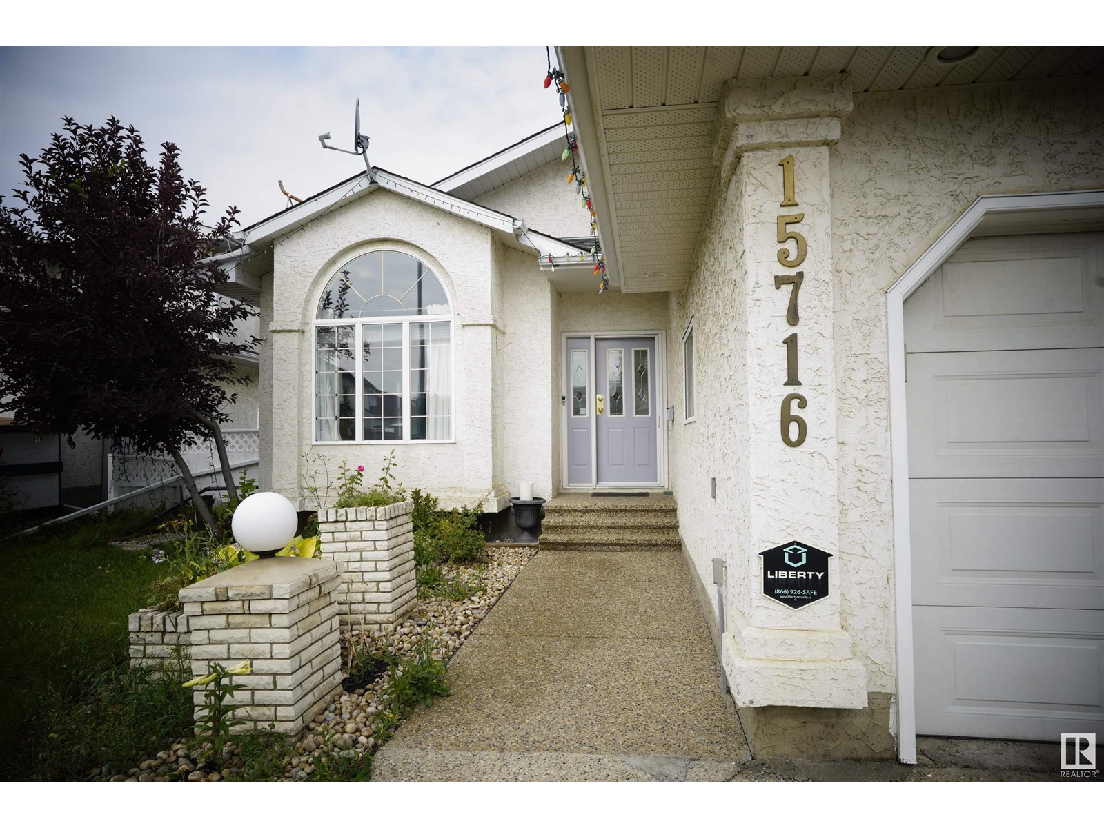 Photo 2 of 15716 68 St Nw, Edmonton AB
