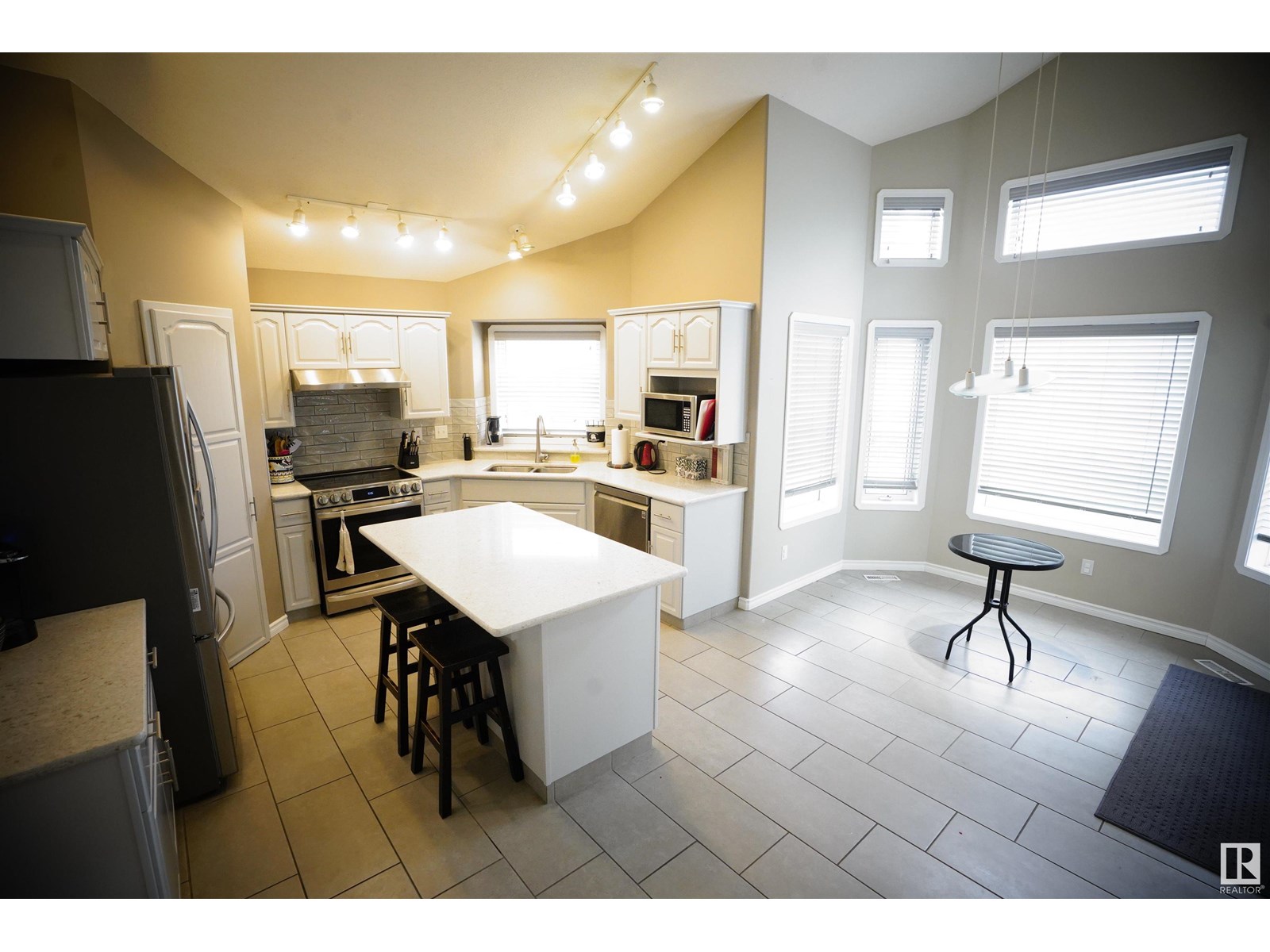 Photo 8 of 15716 68 St Nw, Edmonton AB