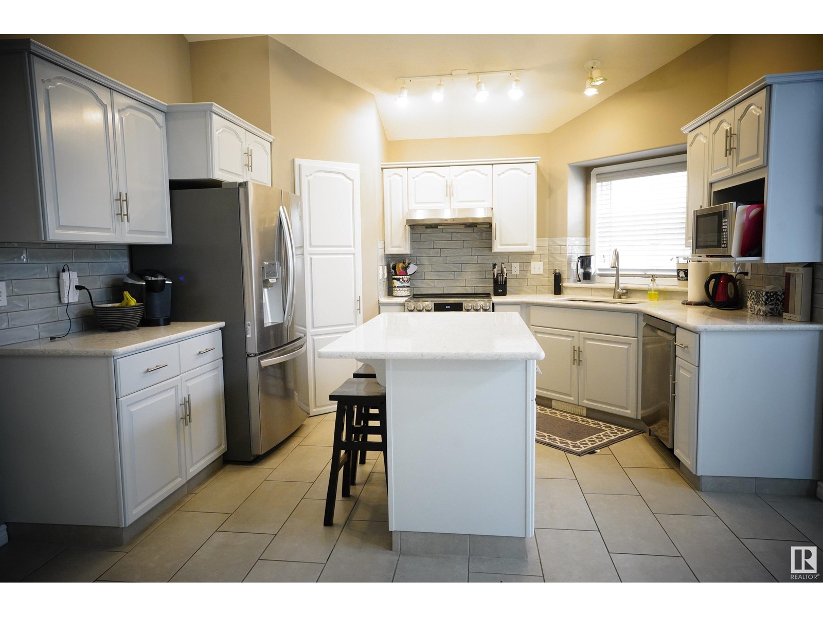 Photo 9 of 15716 68 St Nw, Edmonton AB