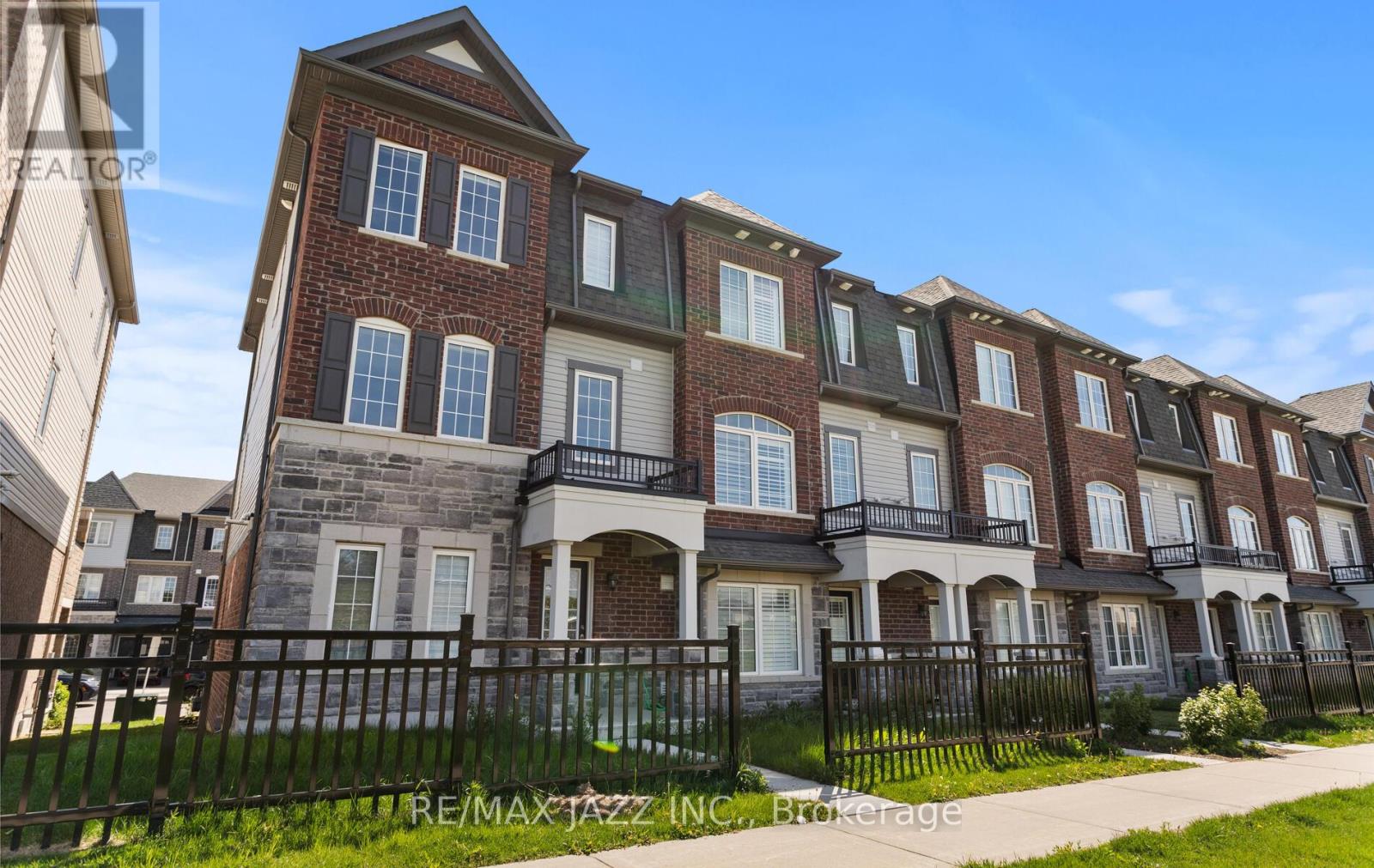 Photo 4 of 87 Honey Crisp Lane, Clarington ON