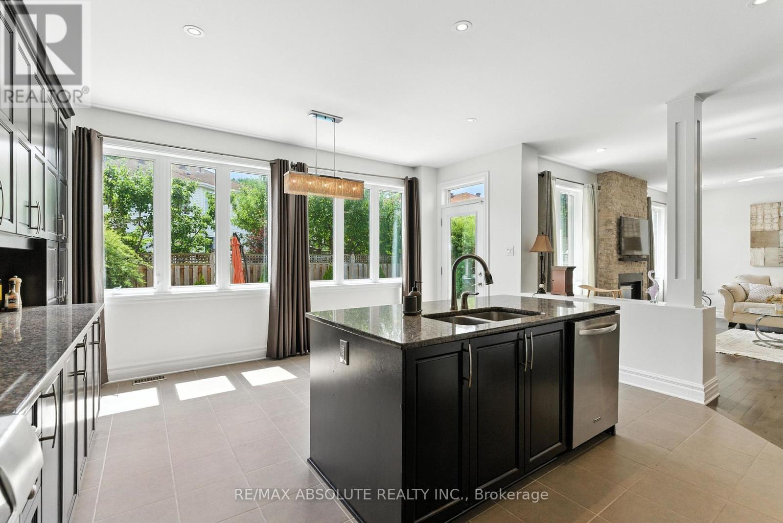 Photo 2 of 17 Rutherglen Terrace, Ottawa ON