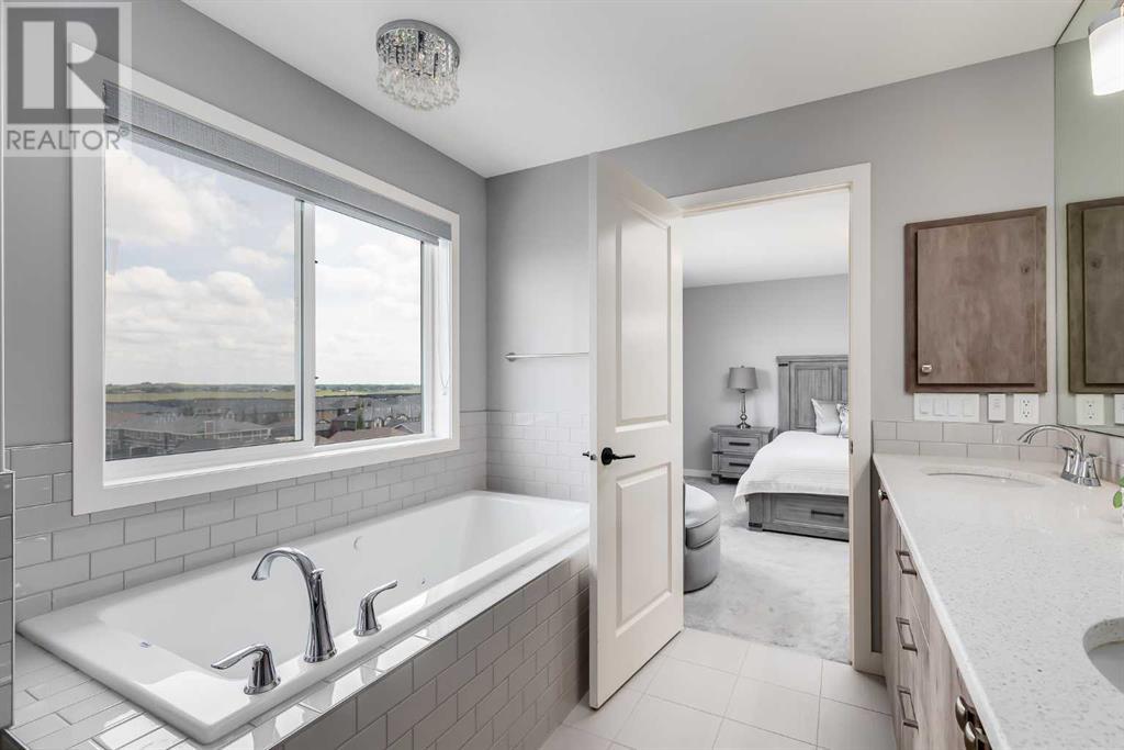 Photo 7 of 247 Hillcrest Heights Sw, Airdrie AB