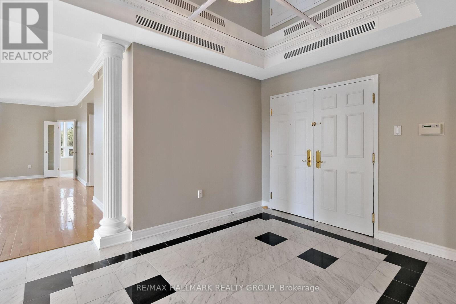 Photo 10 of 301 1480 Riverside Drive, Ottawa ON