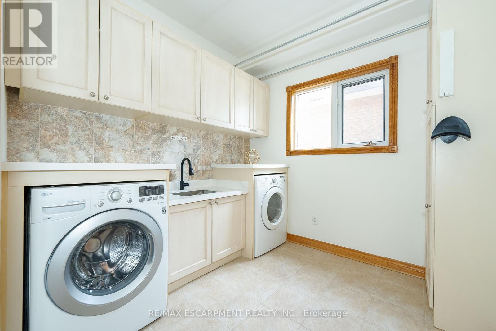 Photo 18 of 122 Arten Avenue, Richmond Hill ON