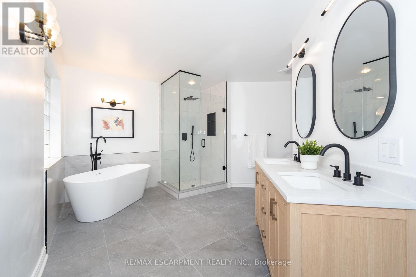 Photo 22 of 122 Arten Avenue, Richmond Hill ON