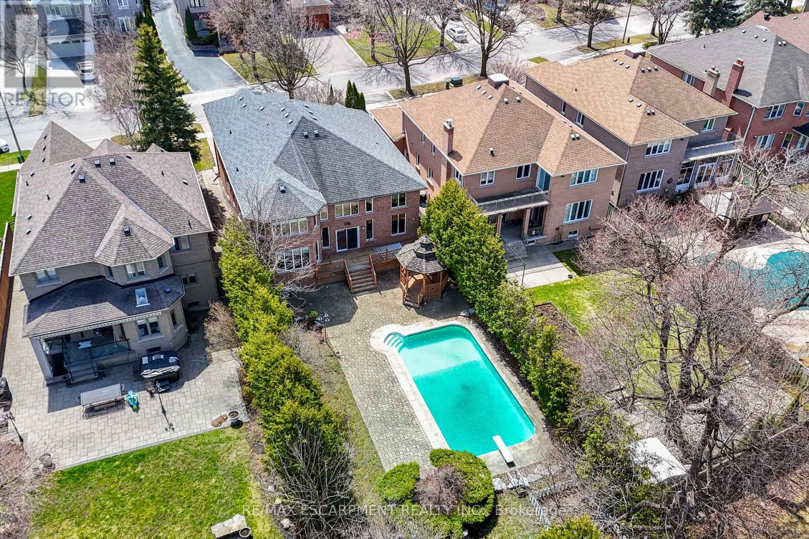 Photo 3 of 122 Arten Avenue, Richmond Hill ON