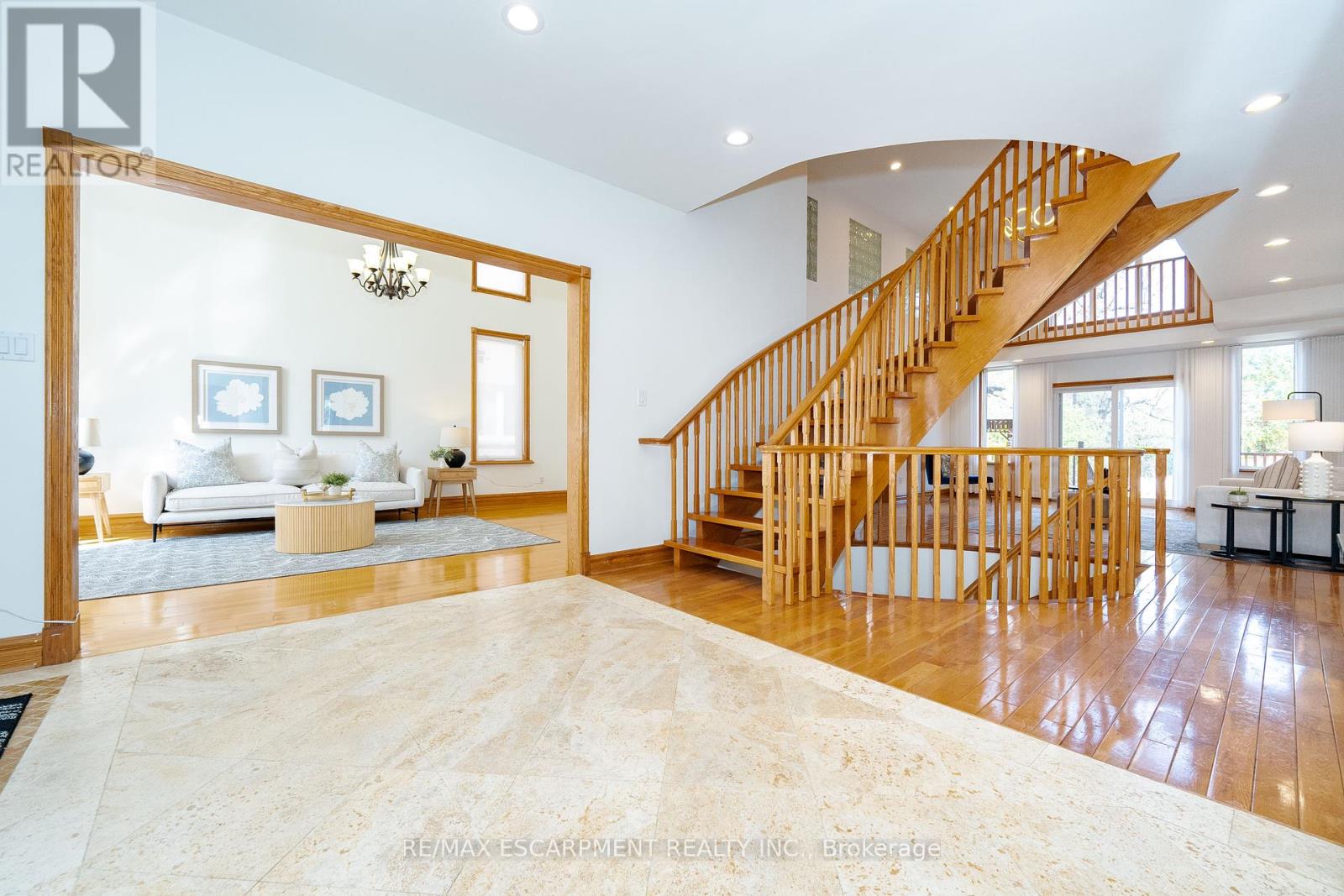 Photo 4 of 122 Arten Avenue, Richmond Hill ON