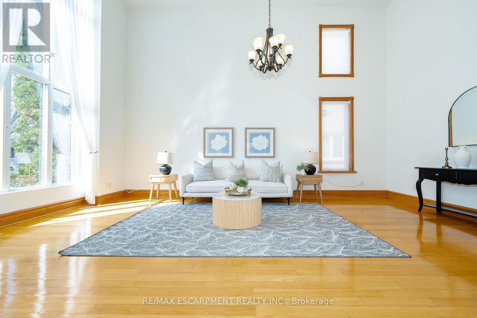 Photo 5 of 122 Arten Avenue, Richmond Hill ON