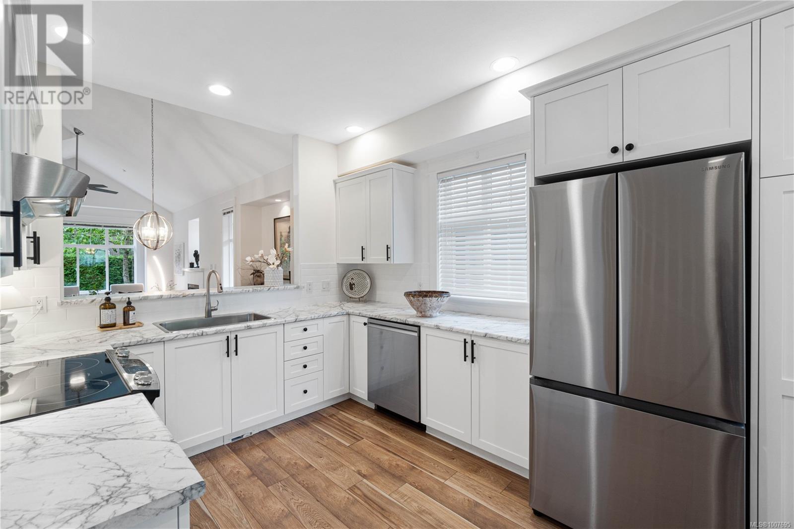 Photo 5 of 6353 Pinewood Lane, Nanaimo BC